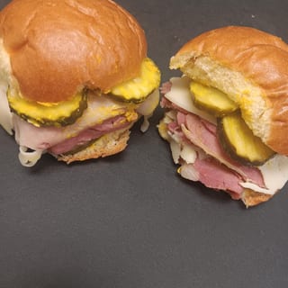 2 pastrami sliders
